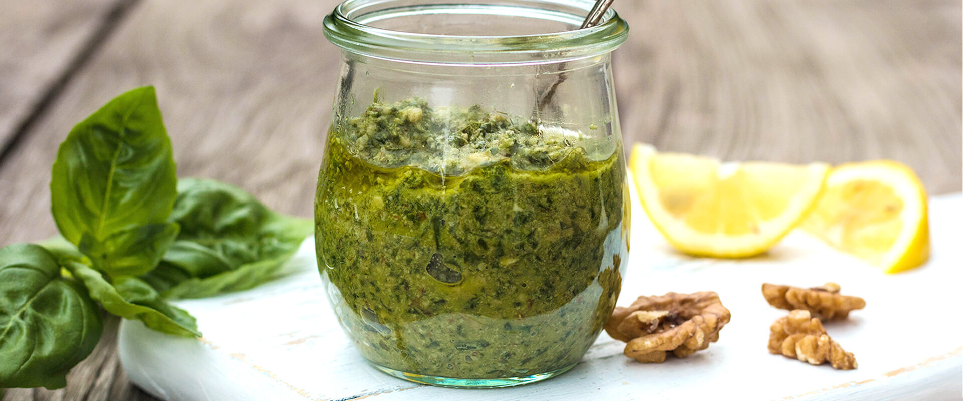 Frisches Basilikum-Walnuss-Pesto vegan und laktosefrei Frisches Basilikum-Walnuss-Pesto vegan und laktosefrei