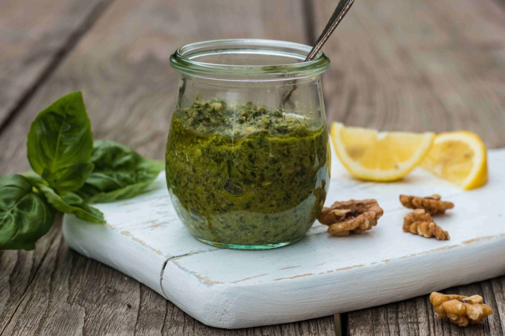 Frisches Basilikum-Walnuss-Pesto vegan und laktosefrei