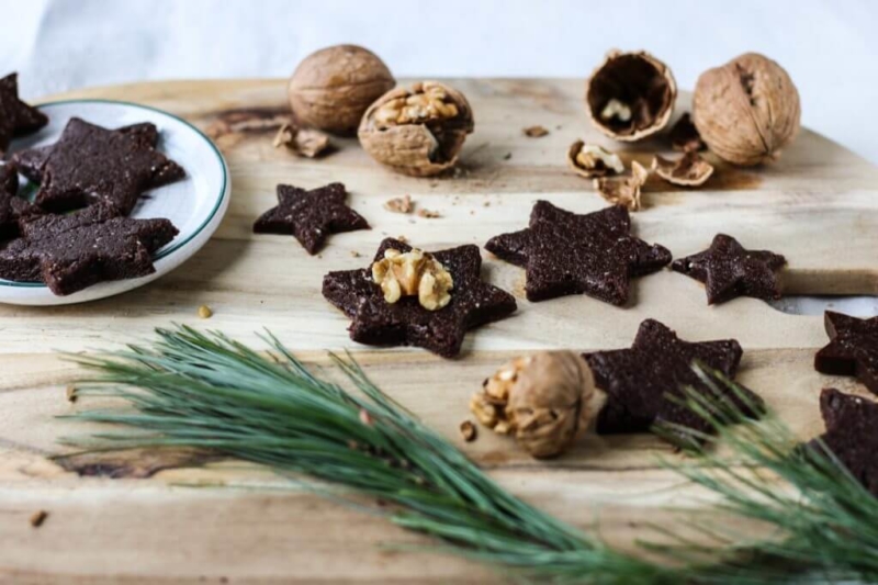 Weihnachtliche Schokoladensterne aus Nüssen und Datteln