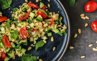 Veganes Rezept für einen Hirsesalat mit Tomaten, Gurke und Minze