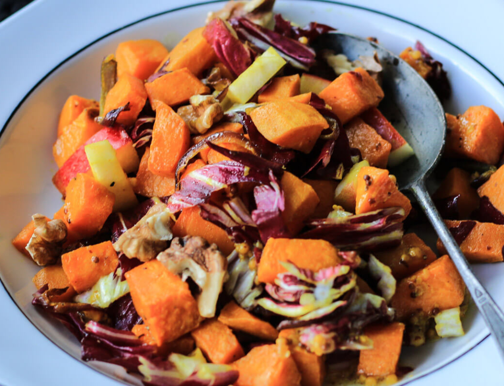 Detox Salat mit Rotkohl, Roter Bete, Orangen und Walnüssen