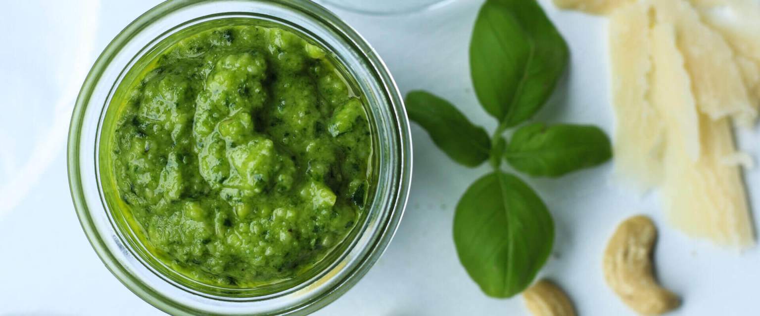 Einfaches Rezept für Basilikum Pesto mit Cashewkernen und Pecorino