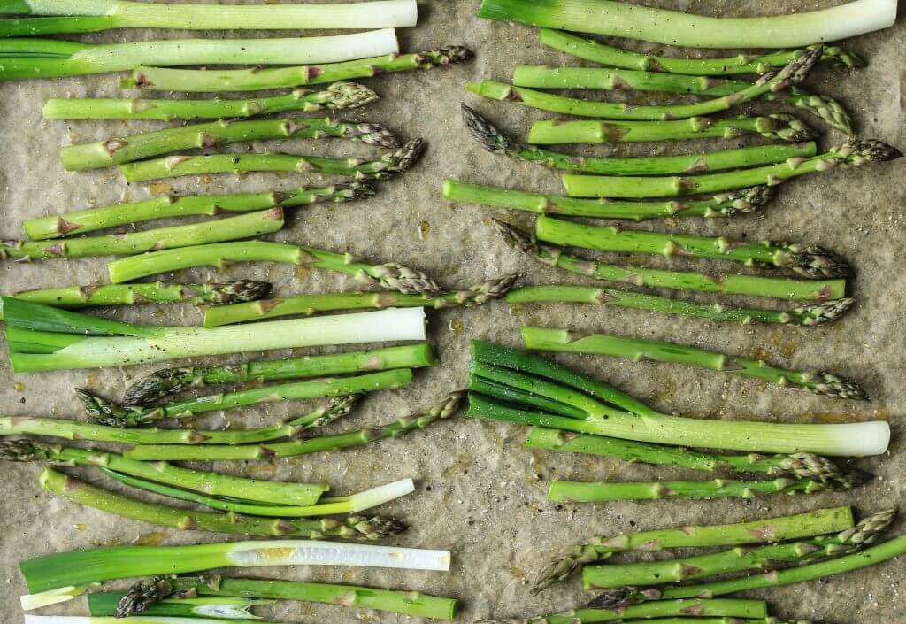 Frühlingszwiebeln und Grüner Spargel aus dem Ofen mit Lachs und Basilikum Pesto