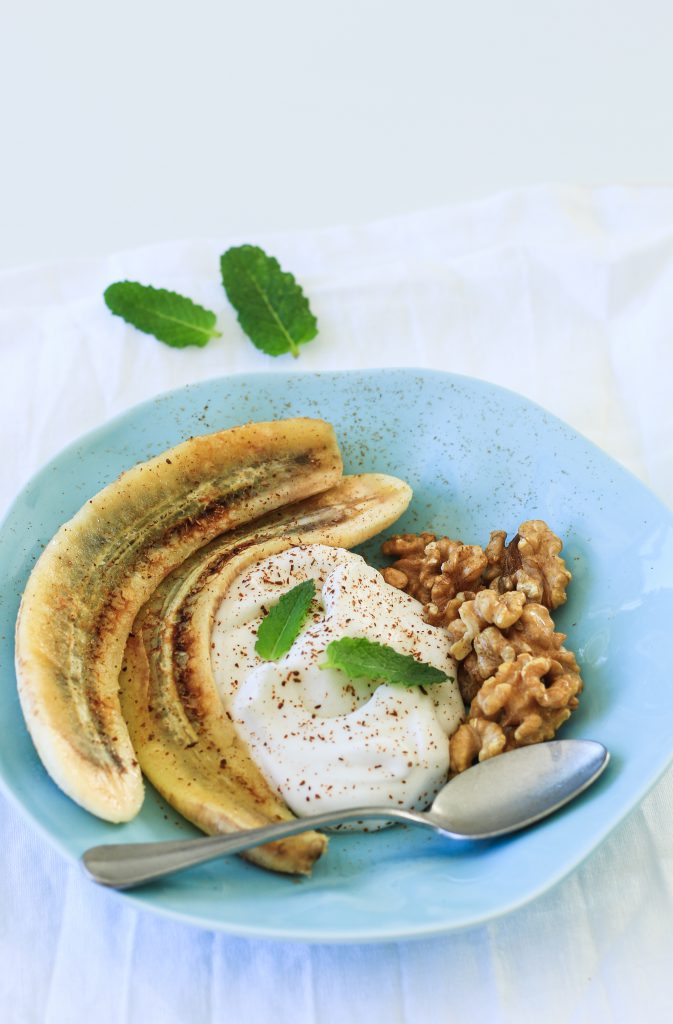 Frühstück oder Zwischenmahlzeit: Bratbanane mit Joghurt und Nüssen