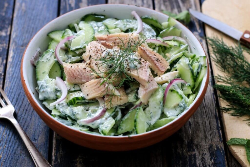 Cremiger Gurkensalat mit Forellenfilet - Low Carb und eiweißreich