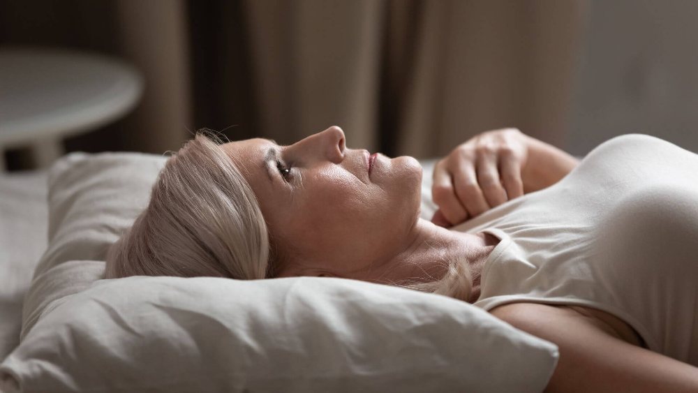 Frau mit ersten Anzeichen der Wechseljahre