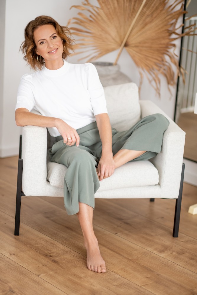 Portrait von Rabea Kieß auf einem Sessel