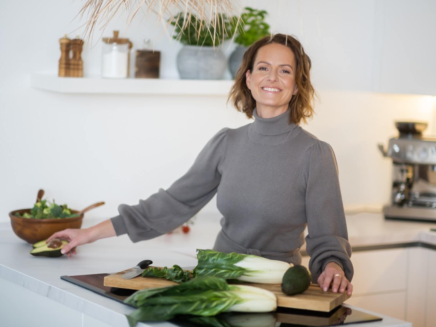 Portrait von Rabea Kieß beim Kochen