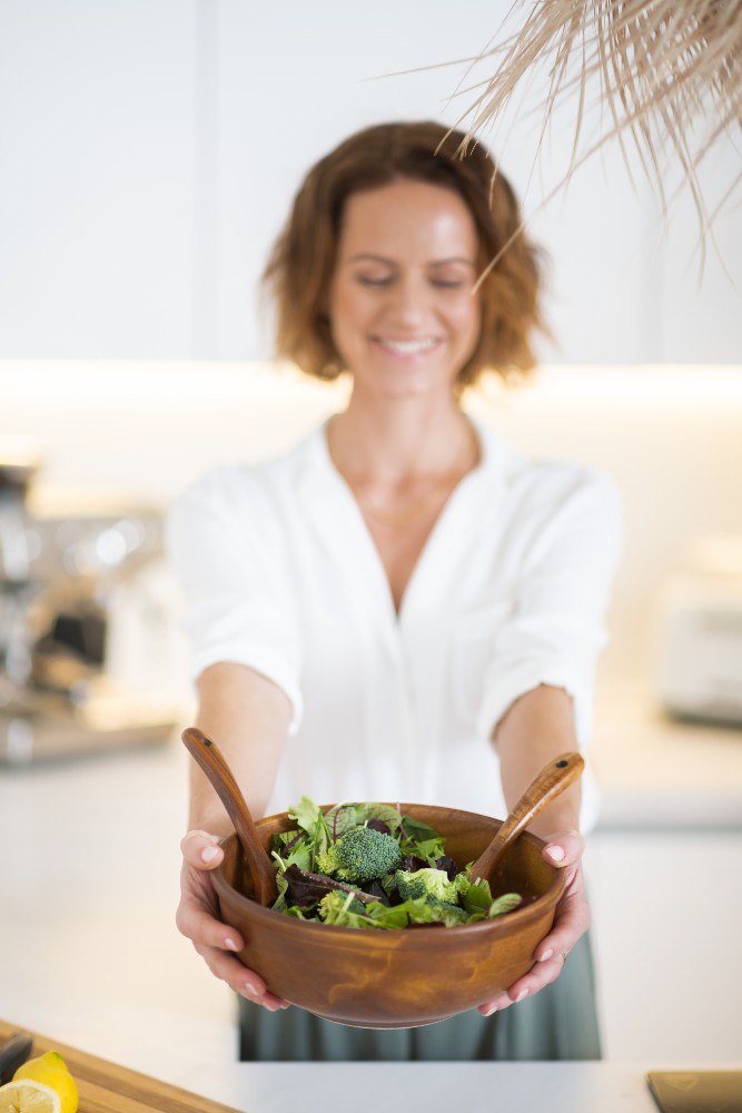 Portrait von Rabea Kieß mit einer Schüssel gesundem Salat